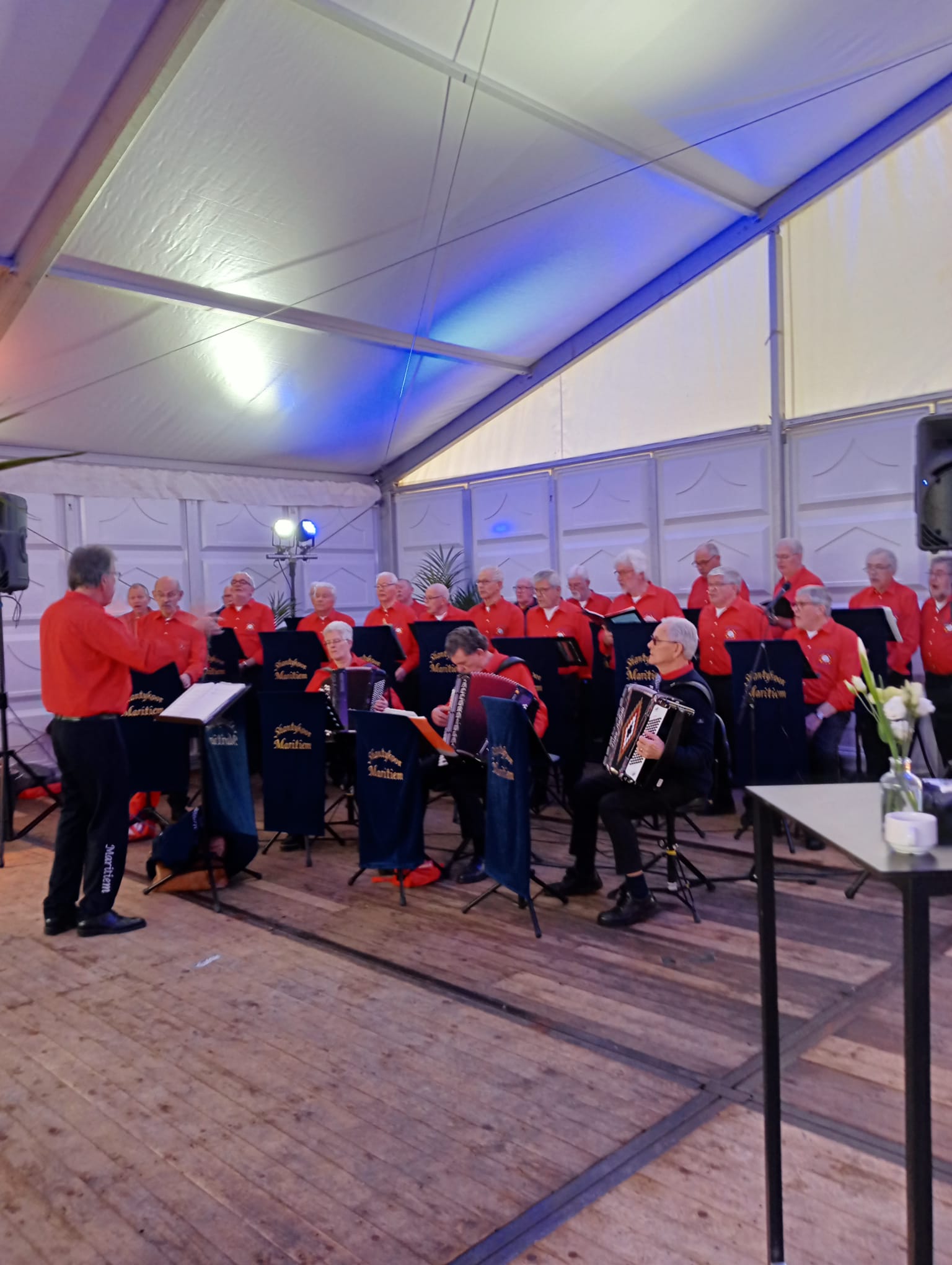 combo en zangers bij Verus Smit op het podium in een tent.